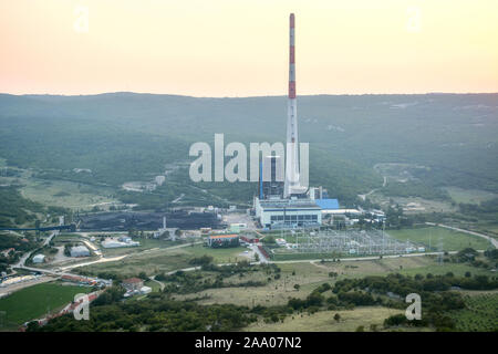 Blick auf ein Kohlekraftwerk auf der Halbinsel Istrien in Kroatien, in der Nähe der Stadt Lovran bei Sonnenuntergang. Stockfoto