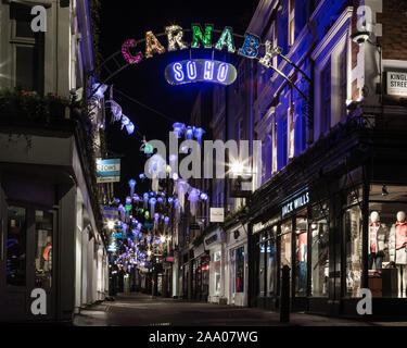 Eine ruhige Carnaby Street mitten in der Nacht im Herzen von London. Stockfoto