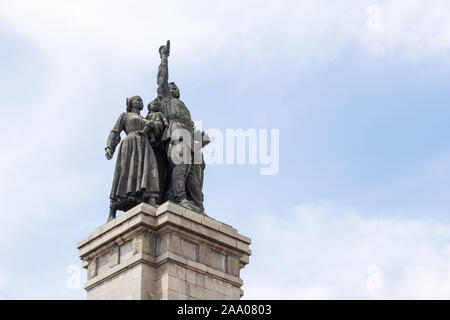 Sofia, Bulgarien: 30. April 2015: Blick auf das Denkmal für die sowjetischen Armee, auf Tzar Osvoboditel Boulevard. Stockfoto