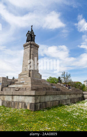 Sofia, Bulgarien: 30. April 2015: Blick auf das Denkmal für die sowjetischen Armee, auf Tzar Osvoboditel Boulevard. Stockfoto