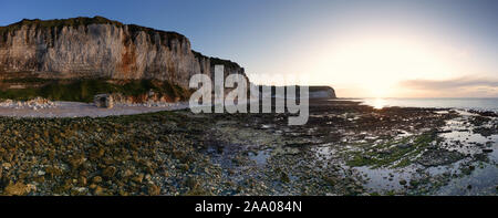 Ebbe Atlantik Strand bei Sonnenuntergang. Im Vordergrund zeigt Kies Strand, steile Felsen im Hintergrund Stockfoto