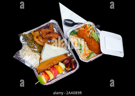 Der Babykostwärmer Aluminiumfolie Rechteckige verfügbares Paket. Ramadan iftar mitnehmen Lieferung. 450 ml Folie Container iftar Essen Boxen. Ansicht von oben, Fl Stockfoto
