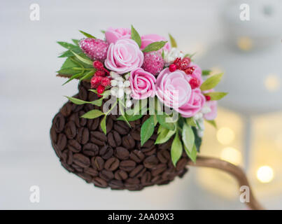 Einen Kaffee Baum. Zierbäume. Formgehölze. Hochzeit Dekoration und Laterne Stockfoto