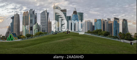 Doha, Katar Skyline Tageslicht Blick vom Sheraton Park mit Wolken im Himmel im Hintergrund Stockfoto