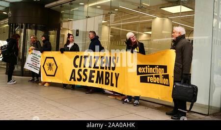 London, Großbritannien. 18. November 2019. Mitglieder der Umweltorganisation Aussterben Rebellion sind vor der Labour Party Hauptsitz in London gesehen, beginnend eine Woche fasten in der Solidarität der Menschen verhungern, weil der Klimawandel und Umweltzerstörung. Credit: Joe Kuis/Alamy Nachrichten Stockfoto