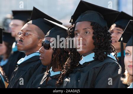 Studenten und Dozenten an einem Beginn oder die Abschlussfeier an der Johns Hopkins University in Baltimore, Maryland, 21. Mai 2009. Vom Homewood Sammlung Fotografie. () Stockfoto