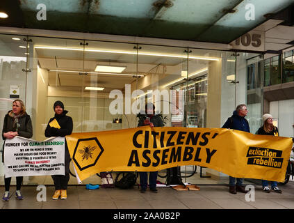 London, Großbritannien. 18. November 2019. Mitglieder der Umweltorganisation Aussterben Rebellion sind vor der Labour Party Hauptsitz in London gesehen, beginnend eine Woche fasten in der Solidarität der Menschen verhungern, weil der Klimawandel und Umweltzerstörung. Credit: Joe Kuis/Alamy Nachrichten Stockfoto