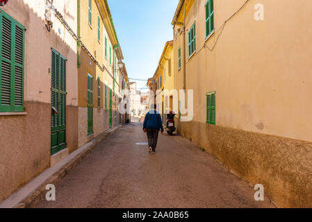 Mallorca, Spanien - Mai 10,2019: Straße in der Altstadt von Alcudia, Mallorca Stockfoto