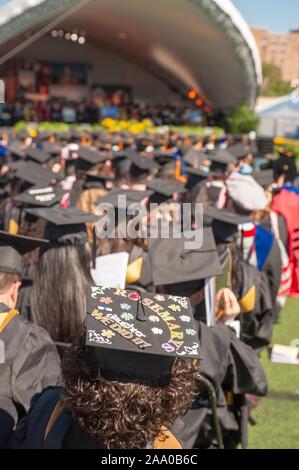 Studenten und Dozenten an einem Beginn oder die Abschlussfeier an der Johns Hopkins University in Baltimore, Maryland, 21. Mai 2009. Vom Homewood Sammlung Fotografie. () Stockfoto