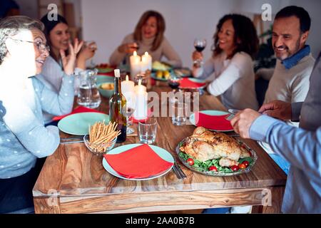 Familie und Freunde speisen zu Hause feiern Weihnachten mit traditionellem Essen und Dekoration, Vorbereitung der Türkei für das Abendessen Stockfoto