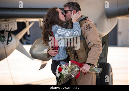 Us-Luftwaffe Kapitän Daniel Lagomarsino, 75th Fighter Squadron C A-10 Thunderbolt II Pilot, und seine Freundin, Kacey Borden, teilen ein während einer Umschichtung bei Moody Air Force Base, Ga., Jan. 25, 2019 umfassen. Die 75th FS zurück von Südwesten Asien nach einem sechsmonatigen Einsatz zur Unterstützung der Operation, die die Freiheit des Sentinel. (U. S. Air Force Foto von Andrea Jenkins) Stockfoto