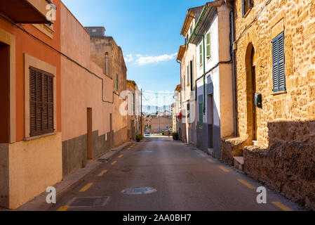 Mallorca, Spanien - Mai 10,2019: Straße in der Altstadt von Alcudia, Mallorca Stockfoto