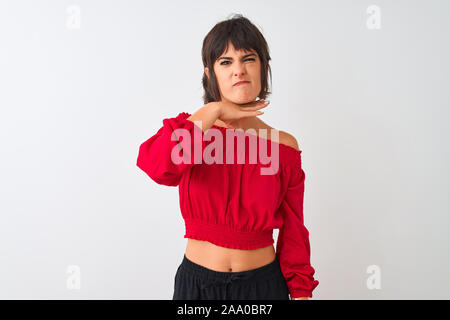 Junge schöne Frau das Tragen der roten Sommer t-shirt stehend über isoliert weißer Hintergrund schneiden Kehle mit Hand als Messer, bedrohen Aggression mit f Stockfoto
