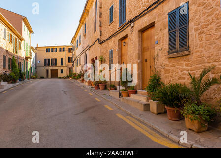 Mallorca, Spanien - Mai 10,2019: Straße in der Altstadt von Alcudia, Mallorca Stockfoto