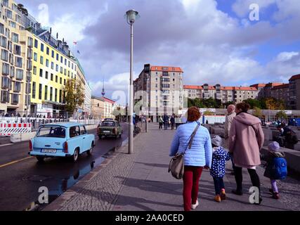 Zwei (2) alte Ddr Trabant Autos Leute, die vor dem Denkmal für die ermordeten Juden Europas, Friedrichstadt, Berlin, Deutschland Stockfoto