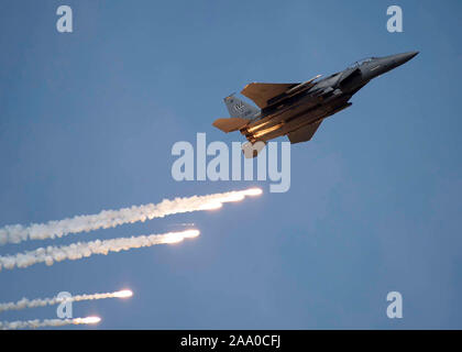 Eine F-15E Strike Eagle Fighter jet Strike Aircraft Maintenance Unit schießt er während der pulverdampf über die Nevada Test und Training Strecke, Nev, 15. Mai 2019. Verschiedene Flugzeuge der F-15E, F-15C, F-35 Lightning II, F-16 Fighting Falcon, A-10 Thunderbolt II und HH-60 Hubschrauber in strafing läuft für Gunsmoke konkurrierten. Stockfoto