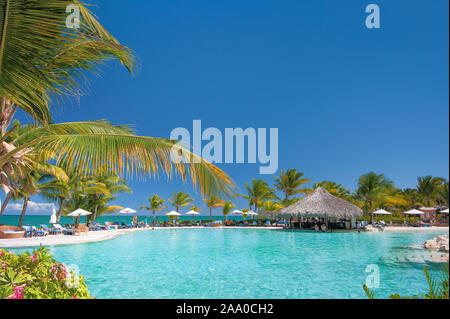 Pool Resort in den Tropen mit Meer Hintergrund Stockfoto