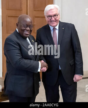 Berlin, Deutschland. Nov, 2019 18. Präsident Frank-Walter Steinmeier begrüßt Nana Addo Dankwa Akufo-Addo, Präsident von Ghana, als einer der afrikanischen Staats- und Regierungschefs, zum Abendessen in die Kompakte mit Afrika Konferenz in Schloss Bellevue. Quelle: Bernd von Jutrczenka/dpa/Alamy leben Nachrichten Stockfoto