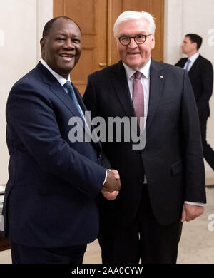 Berlin, Deutschland. Nov, 2019 18. Präsident Frank-Walter Steinmeier begrüßt Alassane Outtara, Präsident von Côte d'Ivoire, wie einer der afrikanischen Staats- und Regierungschefs, zu einem Abendessen am Compact mit Afrika Konferenz in Schloss Bellevue. Quelle: Bernd von Jutrczenka/dpa/Alamy leben Nachrichten Stockfoto