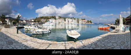 Panoramabild vom Hafen Kassiopi, Korfu, Griechenland Stockfoto