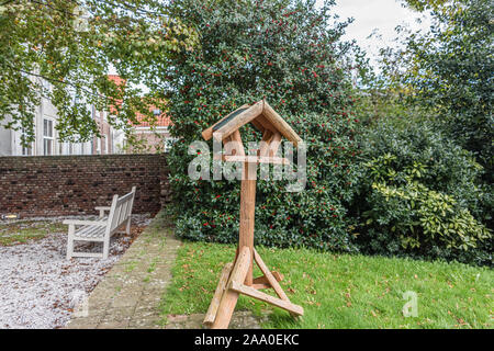 Neue Vogelhaus für die Fütterung der Vögel auf einem Holzstab montiert Stockfoto