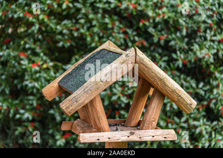 Neue Vogelhaus für die Fütterung der Vögel auf einem Holzstab montiert Stockfoto