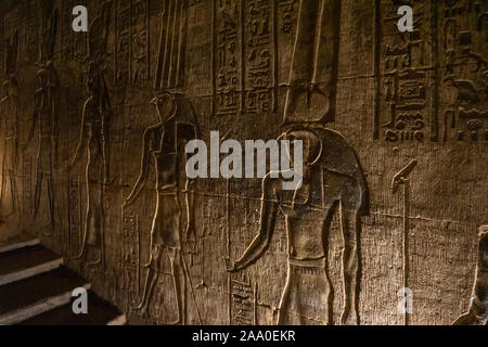 Hieroglyphische Schnitzereien im alten Tempel Stockfoto