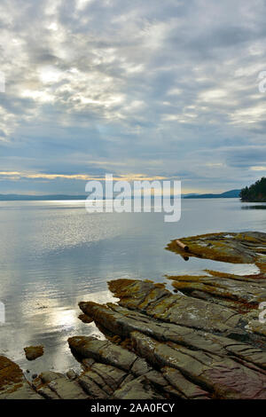 Ein bewölkter morgen Bild eines felsigen Strand an der Küste von Vancouver Island, British Columbia Kanada Stockfoto