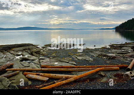 Ein bewölkter morgen Landschaft Bild eines felsigen Strand auf Vancouver Island British Columbia Kanada Stockfoto