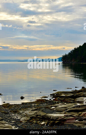 Ein bewölkter morgen Bild eines felsigen Strand an der Küste von Vancouver Island, British Columbia Kanada Stockfoto