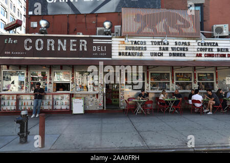 Diners ausserhalb La Esquina mexikanische Restaurant in Nolita, Manhattan, New York Stockfoto