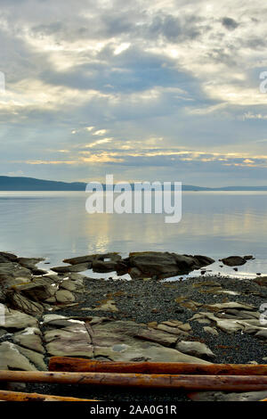 Ein bewölkter morgen Bild eines felsigen Strand an der Küste von Vancouver Island, British Columbia Kanada Stockfoto