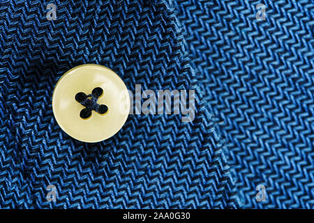 Blaues T-Shirt Stoff mit Knopf. Background Stockfoto