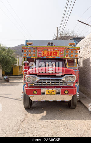 Vorderansicht eines bunten lokalen Open Air Bus, auf einem vintage Ford Truck, an der Seite der Straße in Taganga, Santa Marta, Kolumbien geparkt auf Basis Stockfoto