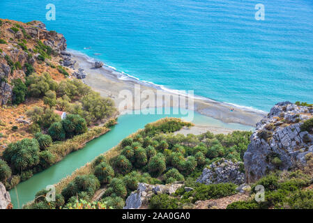 Panorama von Preveli Beach am libyschen Meer, Fluss und Palmen Wald, Süd-Kreta, Griechenland
