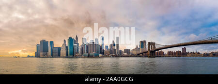 Ultrabreite Panoramablick von Manhattan aus Brooklyn mit bewölktem Himmel Stockfoto