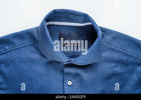 Blue Man Shirt auf weißem Hintergrund. Kleidung Hintergrund Stockfoto