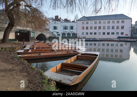 Punts on the River Cam, Mill Pond gegenüber dem Anchor Pub, Cambridge, England, Großbritannien Stockfoto