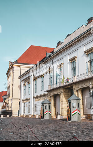 Budapest, Ungarn - Nov 6, 2019: Ungarische Präsidentenpalast, Sandor Palace, Alexander Palace. Ehrengarde in Uniform vor dem Gebäude. Bewaffnete Soldaten auf eine Pflicht. Vertikale Foto. Stockfoto