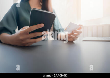 Online-Shopping für Unternehmen und Online-Banking. Kunden, die online einkaufen, bezahlen per Kreditkarte. Stockfoto