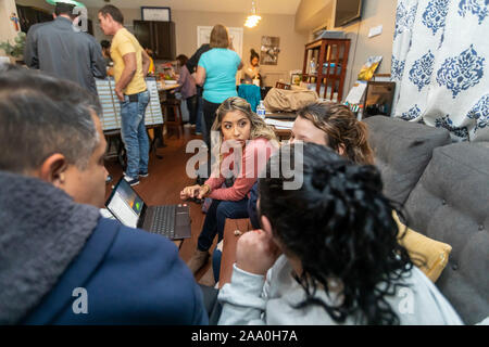 Aurora, Colorado - die Freiwilligen im Casa de Paz Zuwanderern helfen aus einer Zuwandererfamilie Detention Center freigegeben. Casa de Paz bietet Mahlzeiten, ein Bett, Bekleidung Stockfoto