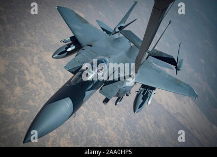 Eine F-15E Strike Eagle führt die Luftbetankung mit einer KC-10 Extender von der 908th Expeditionary Air Refuelling Squadron, 2. Juli 2019, im Bereich US Central Command in der Verantwortung. Die Kampfflugzeuge führt Luft-Luft- und Luft-Boden-Einsätze mit Piloten zu erkennen, Ziel und Antenne Bedrohungen engagieren und ein waffensystem Offizier zu Boden Ziele benennen. Die F-15 ist eine wetterfeste, extrem wendiges, taktisches Jagdflugzeug so konzipiert, dass die Air Force zu gewinnen und die Lufthoheit über dem Schlachtfeld. Stockfoto