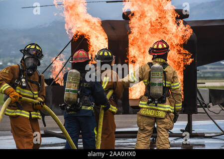 Gemeinsame Aufgabe Force-Bravo, 612Th Air Squadron Feuerwehrmänner mit 25 Feuerwehrmänner aus Honduras, Guatemala, El Salvador, Belize und Costa Rica im Soto Cano Air Base, Honduras ausgebildet in Mittelamerika Austausch von gegenseitigen operationeller Kenntnisse und Erfahrungen (CENTAM RAUCH), einer alle zwei Jahre stattfindenden Übung auf Basis statt, August 19 - 23. Feuerwehrmänner an Flugzeugen Fire Training, 21. August 2019. Stockfoto