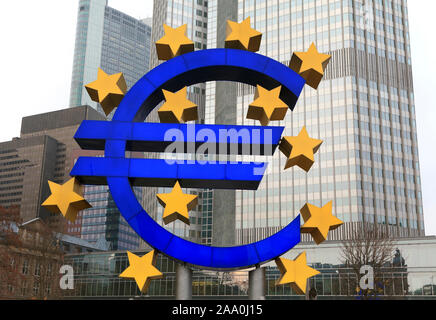Nahaufnahme der Denkmal für die europäische Währung Euro in Frankfurt am Main Stadt vor der Europäischen Zentralbank Wolkenkratzer, Deutschland Stockfoto