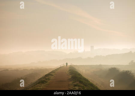 Fußweg von Blakeney nach Morston, North Norfolk Coast, East Anglia, Großbritannien Stockfoto