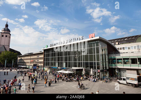 Blick auf den Eingang in den Hauptbahnhof in Köln, Deutschland Stockfoto