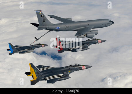 Eine F-15C Eagle und zwei F-15E Strike Eagles auf der 48th Fighter Wing, RAF Lakenheath, Großbritannien zugewiesen, mit ihren jeweiligen squadron Erbe Farbschema, Rendezvous mit einer KC-135 Stratotanker zum 100Luftbetankung Flügel während ein Flypast über die MSPO Expo in Kielce, Polen, Sept. 3, 2019 zugeordnet sind. Die MSPO Expo ist eine internationale Rüstungsindustrie Ausstellung. Stockfoto