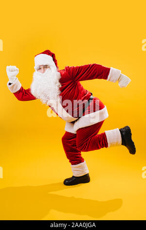 Santa Claus in einem lustigen Stellen, Studio gedreht. Stockfoto