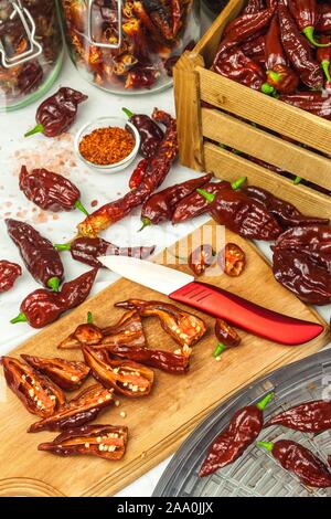 Schneiden extra hot chili peppers (Bhut Jolokia Chocolate). Vorbereitung für das Trocknen. Verkauf von Gewürzen. Gesunde Gewürze. Stockfoto