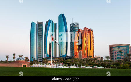 Abu Dhabi, Vereinigte Arabische Emirate - November 1, 2019: Etihad Towers Wolkenkratzer in der Innenstadt von Abu Dhabi in den VEREINIGTEN ARABISCHEN EMIRATEN Stockfoto